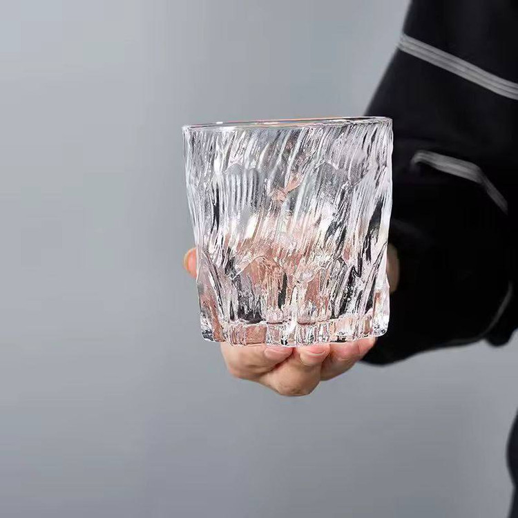 لیوان و نیم لیوان دفرمه یخی