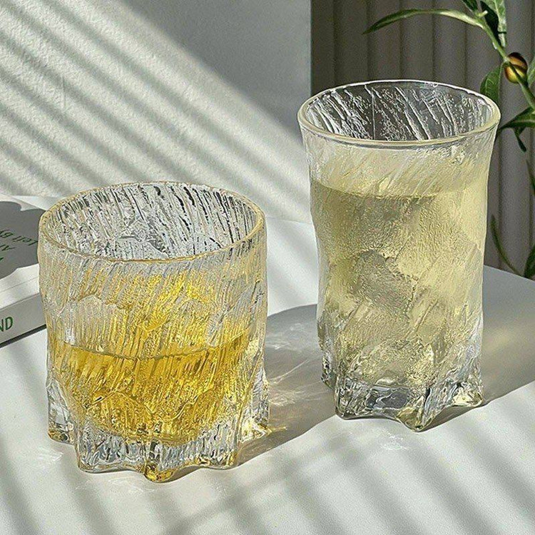 لیوان و نیم لیوان دفرمه یخی